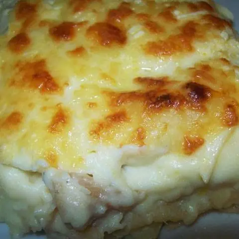 Lasanha gratinada com queijo