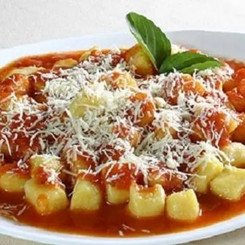 Nhoque ao molho de tomate com queijo ralado