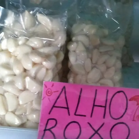 Pacotes de alho roxo descascado