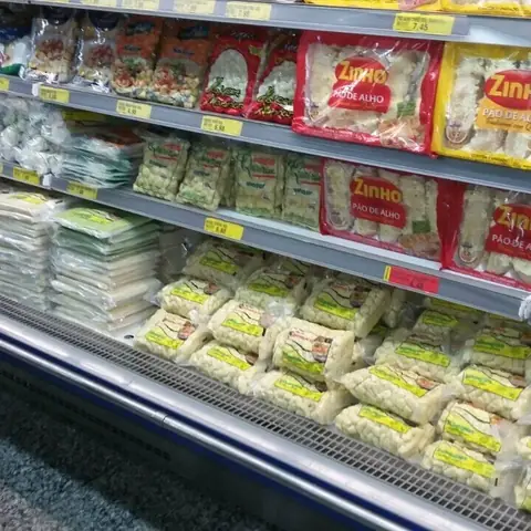 Produtos Quituteiros do Vale na gôndola refrigerada do supermercado