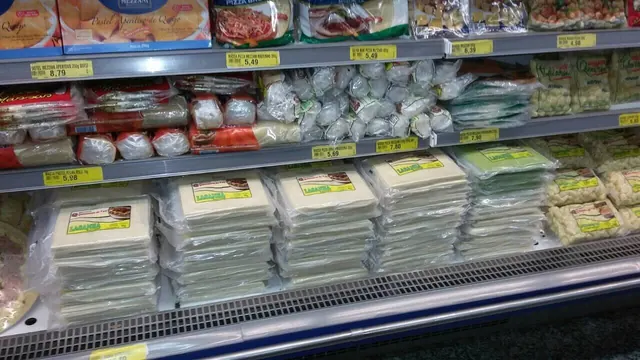 Massas de lasanha e de pastel Quituteiros do Vale na gôndola refrigerada de um supermercado