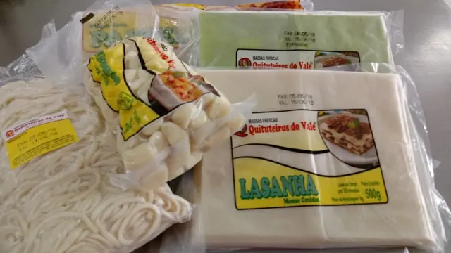 Massa de lasanha e macarrão fresco Quituteiros do Vale embalados