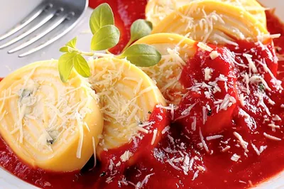 Rondelle ao molho de tomate com queijo ralado