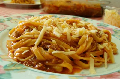 Prato de talharim à bolonhesa com queijo ralado